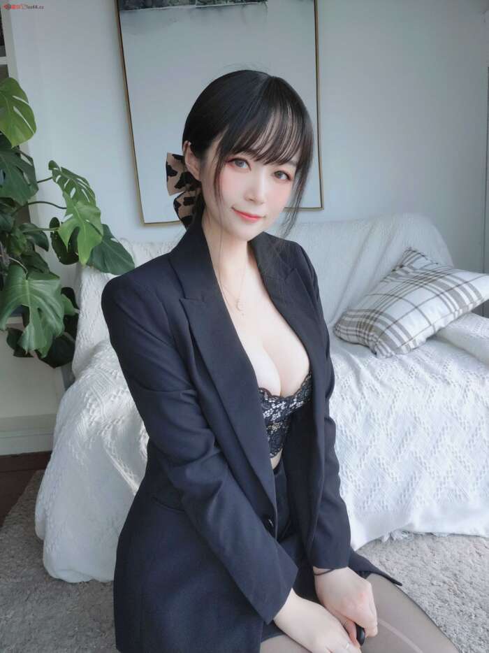 白银81 NO.050 西服自摄 [70P2V-619MB]