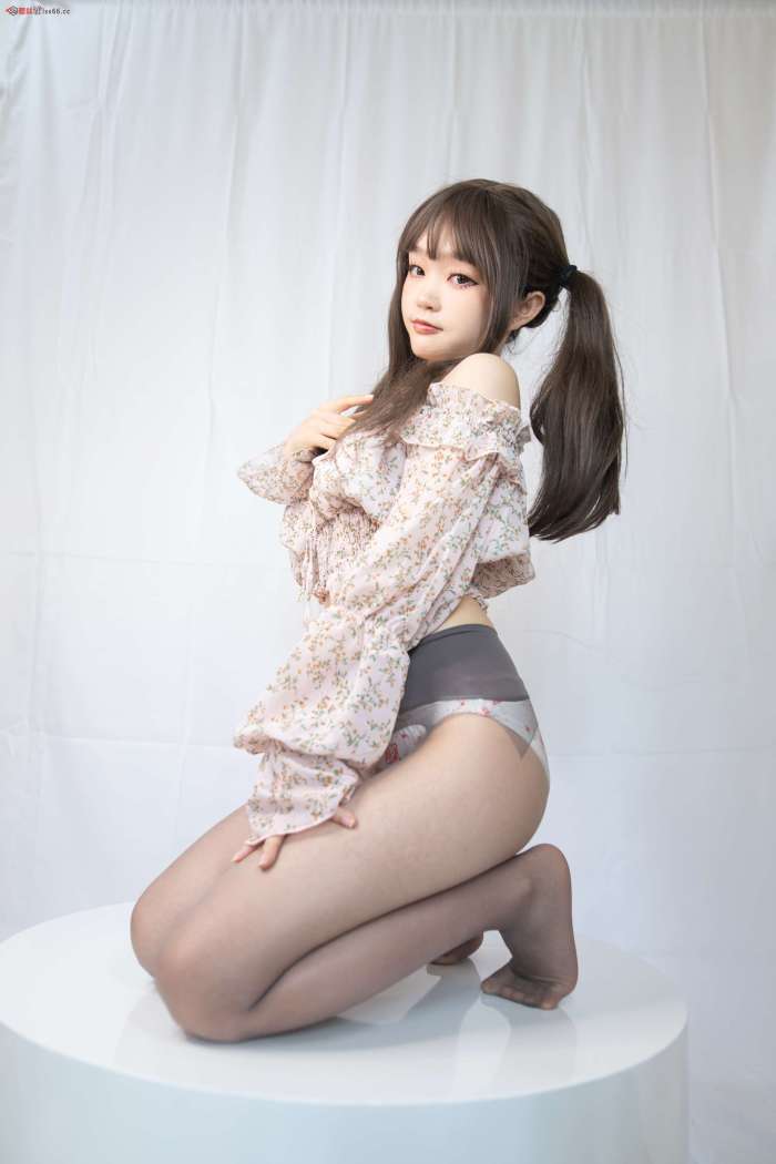 神沢永莉 –  灰丝花裙子 [26P218MB]