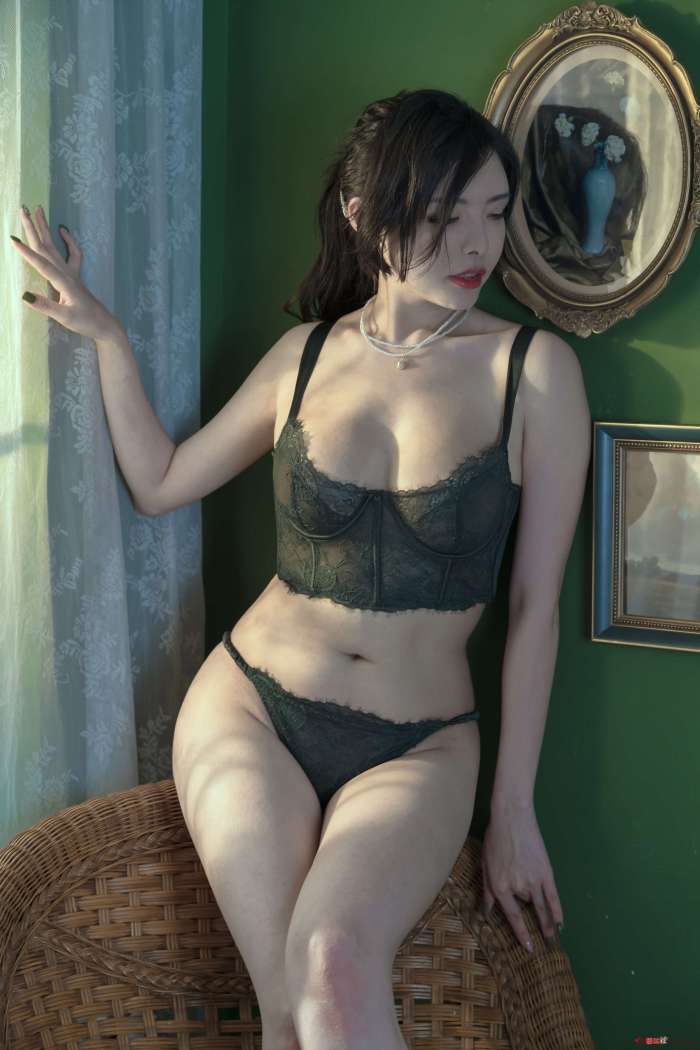 秋和柯基 – 绿墙 [25P-160MB]