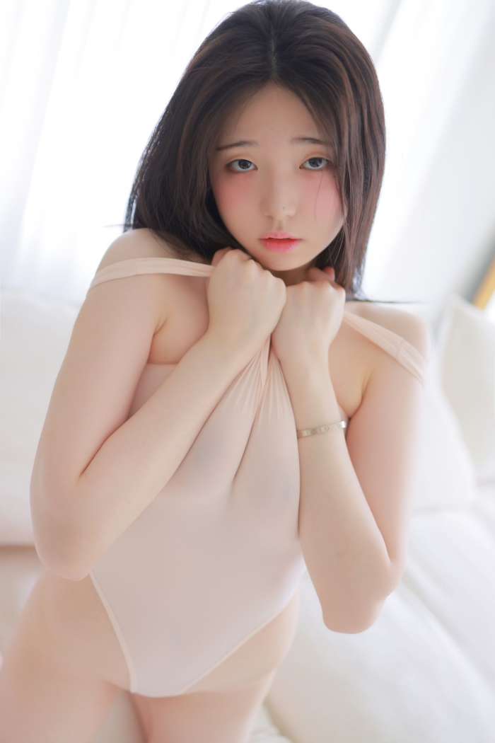 Yeon Woo – White Bodysuit [93P4V985MB]