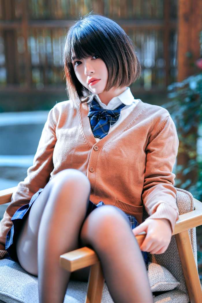 半半子 – 彼女の制服姿が好き (电车+庭院) [58P169MB]