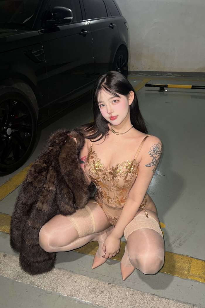 小u优优子 – 貂皮大衣 [50P43MB]