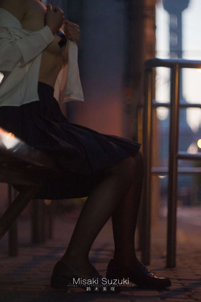 铃木美咲 (Misaki Suzuki) – 魔都休学旅行 露出！清晨十字路口的选择 [21P143MB]