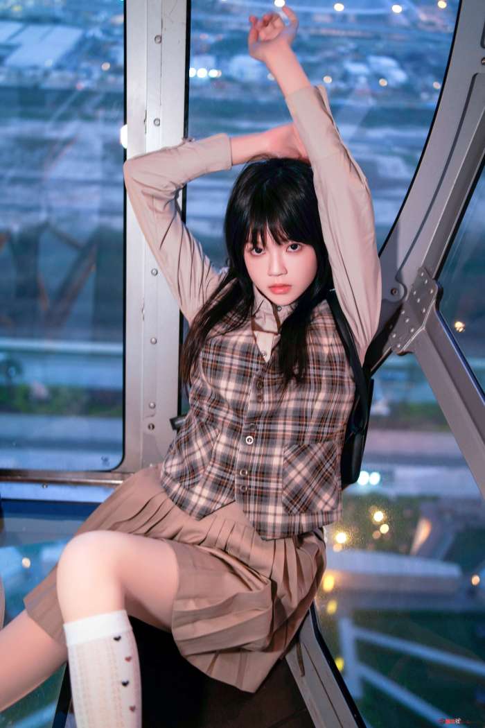 桜桃喵 – 制服摩天轮 [27P-667MB]